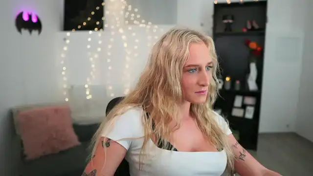 Nicoletteshea – Myfreecams Live Sex Cam Recording – 2025-10-17 13:43:10