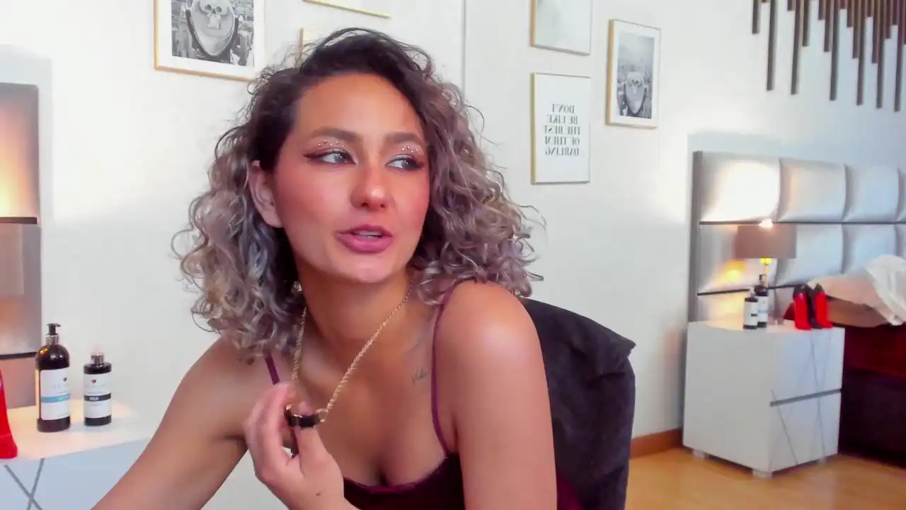 Florasaenz – Xlovecam Live Sex Cam Recording – 2025-04-12 12:03:25