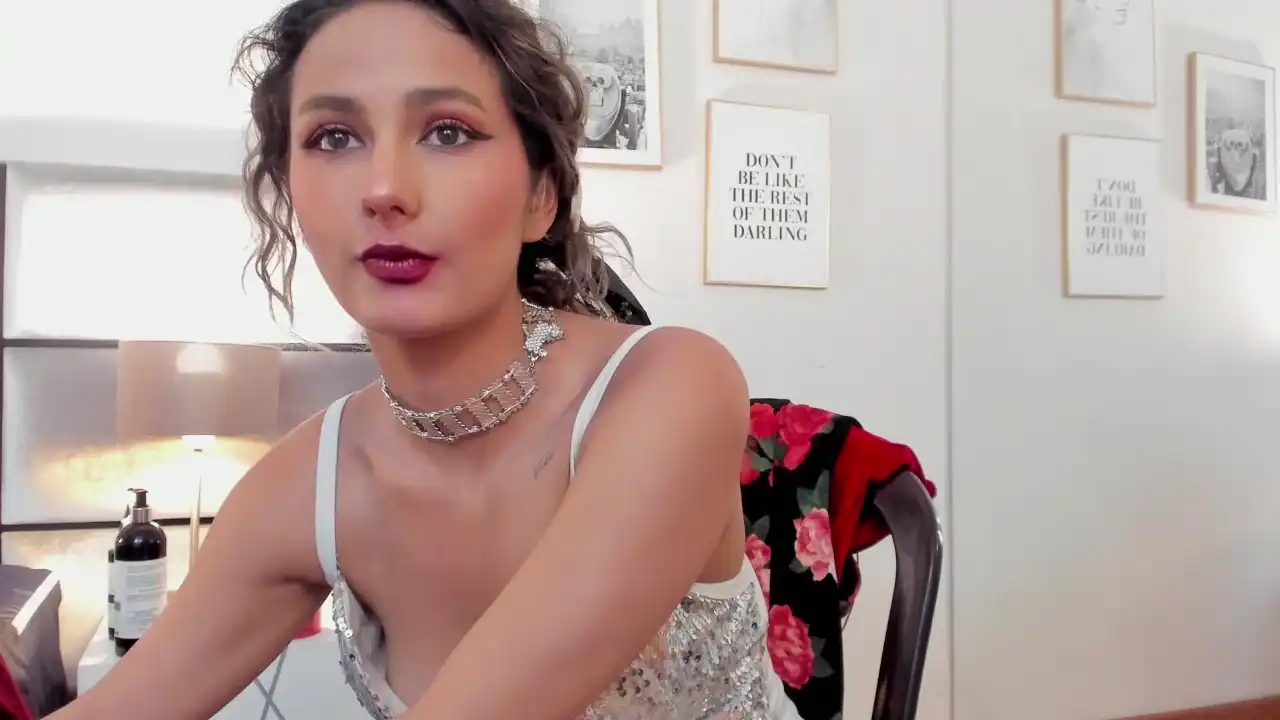 Florasaenz – Xlovecam Live Sex Cam Recording – 2025-01-05 17:32:03